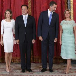 La Reina Letizia, Juan Carlos Varela, el Rey Felipe VI y Lorena Castillo durante un almuerzo en el Palacio Real