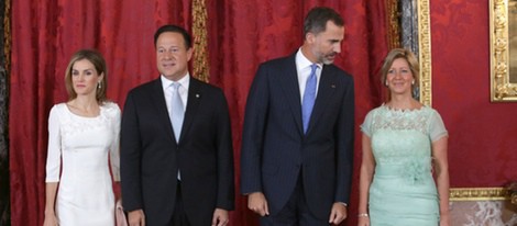 La Reina Letizia, Juan Carlos Varela, el Rey Felipe VI y Lorena Castillo durante un almuerzo en el Palacio Real