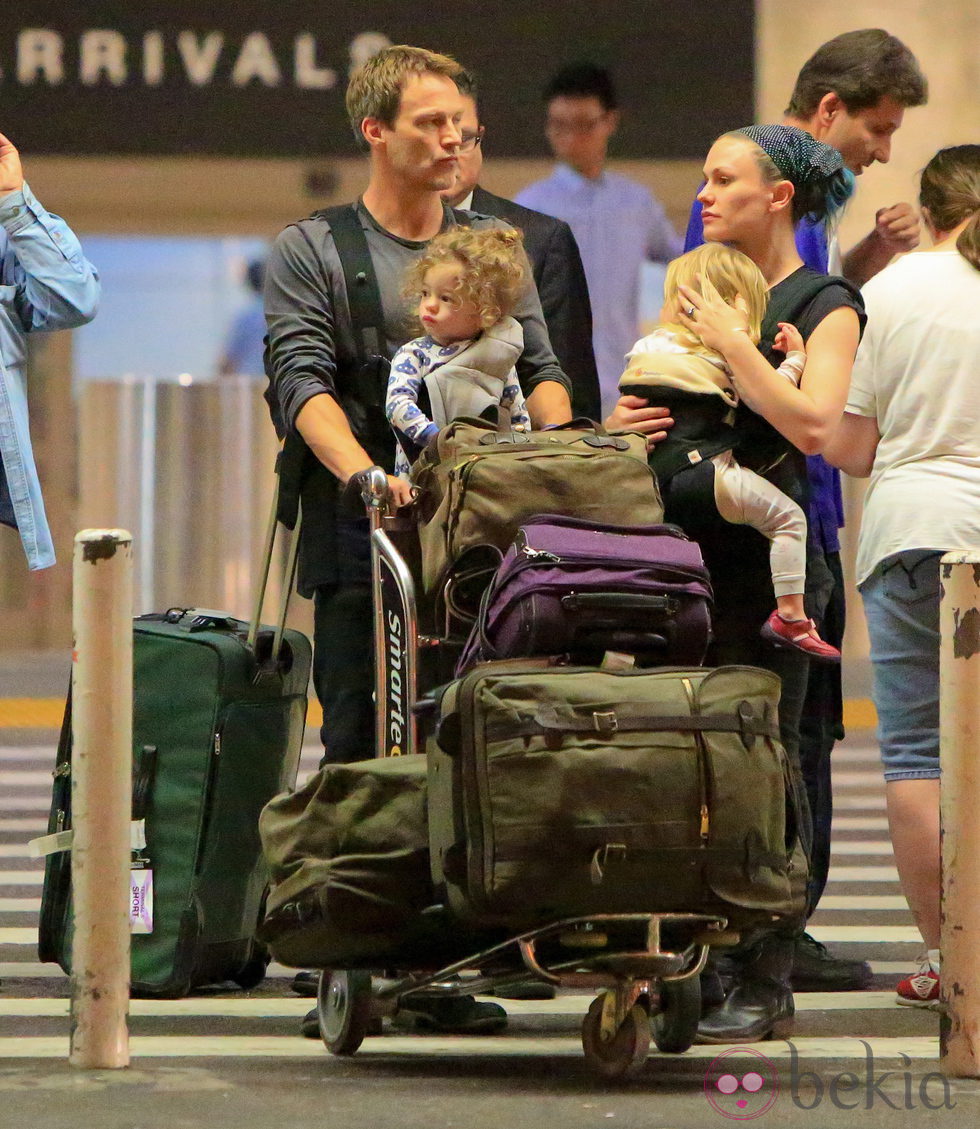 Anna Paquin y Stephen Moyer y sus mellizos Charlie y Poppy