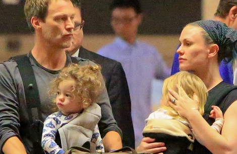 Anna Paquin y Stephen Moyer y sus mellizos Charlie y Poppy