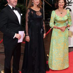 La Princesa Magdalena, Chris O'Neill y la Reina Silvia en la cena organizada por la World Childhood Foundation