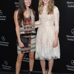 Chloe Bridges y Taissa Farmiga en la apertura de la Semana de la Moda de Nueva York Primavera/Verano 2015 