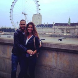 Malena Costa y Mario Suárez posando delante del London Eye