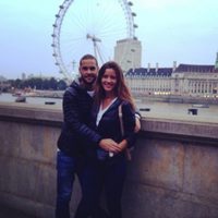 Malena Costa y Mario Suárez posando delante del London Eye