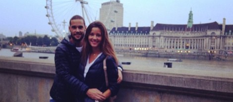 Malena Costa y Mario Suárez posando delante del London Eye