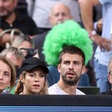 Gerard Piqué y Shakira con los padres de Piqué en el Mundial de Baloncesto 2014