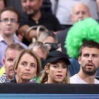 Gerard Piqué y Shakira con los padres de Piqué en el Mundial de Baloncesto 2014