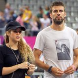 Gerard Piqué y Shakira viendo el partido de baloncesto Estados Unidos-Eslovenia