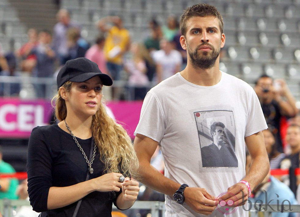 Gerard Piqué y Shakira viendo el partido de baloncesto Estados Unidos-Eslovenia