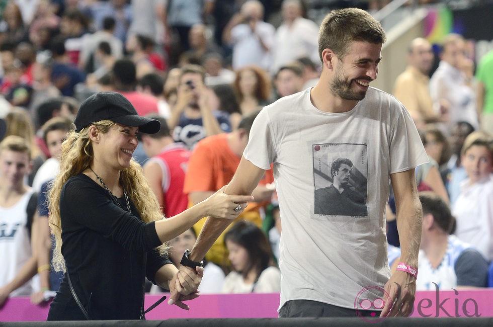 Gerard Piqué y Shakira, muy agarrados en el partido de baloncesto Estados Unidos-Eslovenia