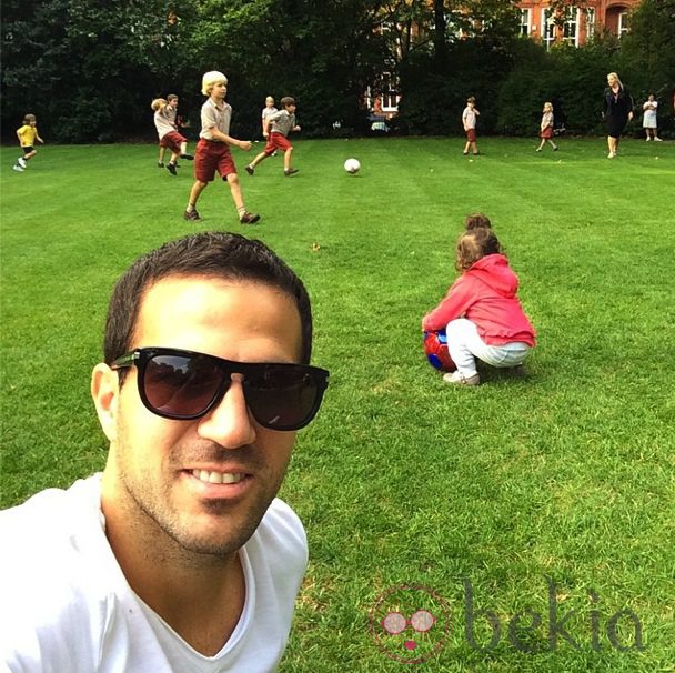 Cesc Fàbregas con su hija Lia en el parque