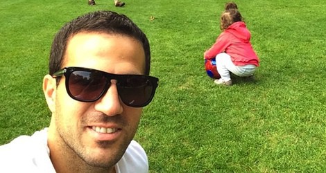 Cesc Fàbregas con su hija Lia en el parque