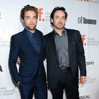 Robert Pattinson y John Cusack en la premiere de 'Maps To The Stars' en el Festival de Toronto