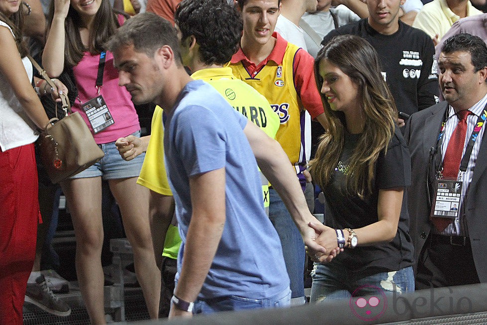 Iker Casillas y Sara Carbonero en el partido del Mundial de Baloncesto 2014 Francia-España