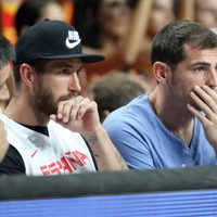 Sergio Ramos, Iker Casillas y Sara Carbonero en el partido del Mundial de Baloncesto 2014 Francia-España