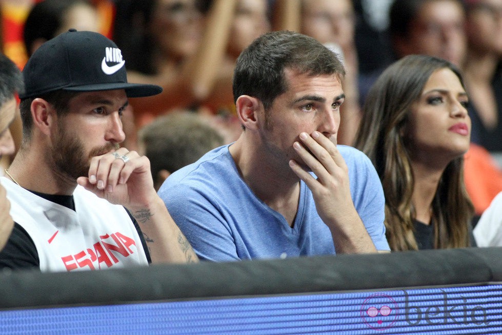 Sergio Ramos, Iker Casillas y Sara Carbonero en el partido del Mundial de Baloncesto 2014 Francia-España