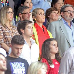 La Infanta Elena y Carlos García Revenga en el partido de baloncesto Francia-España del Mundial 2014