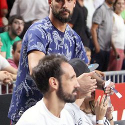 Miguel Ángel Moyá y Juanfran en el partido del Mundial de Baloncesto 2014 Francia-España