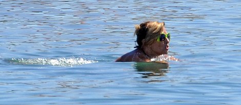 María Teresa Campos se da un chapuzón en el mar en Málaga