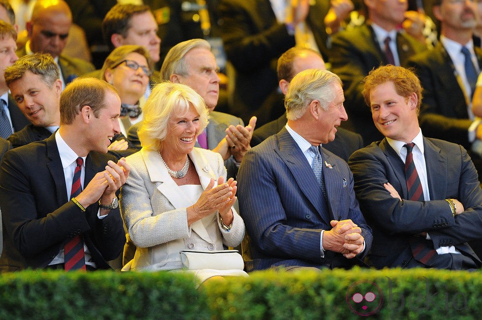 El Príncipe Guillermo, la Duquesa de Cornualles, el Príncipe Carlos y el Príncipe Harry en la inauguración de los Invictus Games