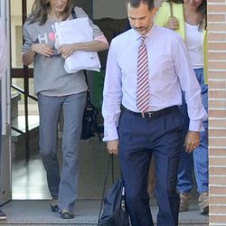 Los Reyes Felipe y Letizia tras dejar a sus hijas en el colegio en su primer día de curso