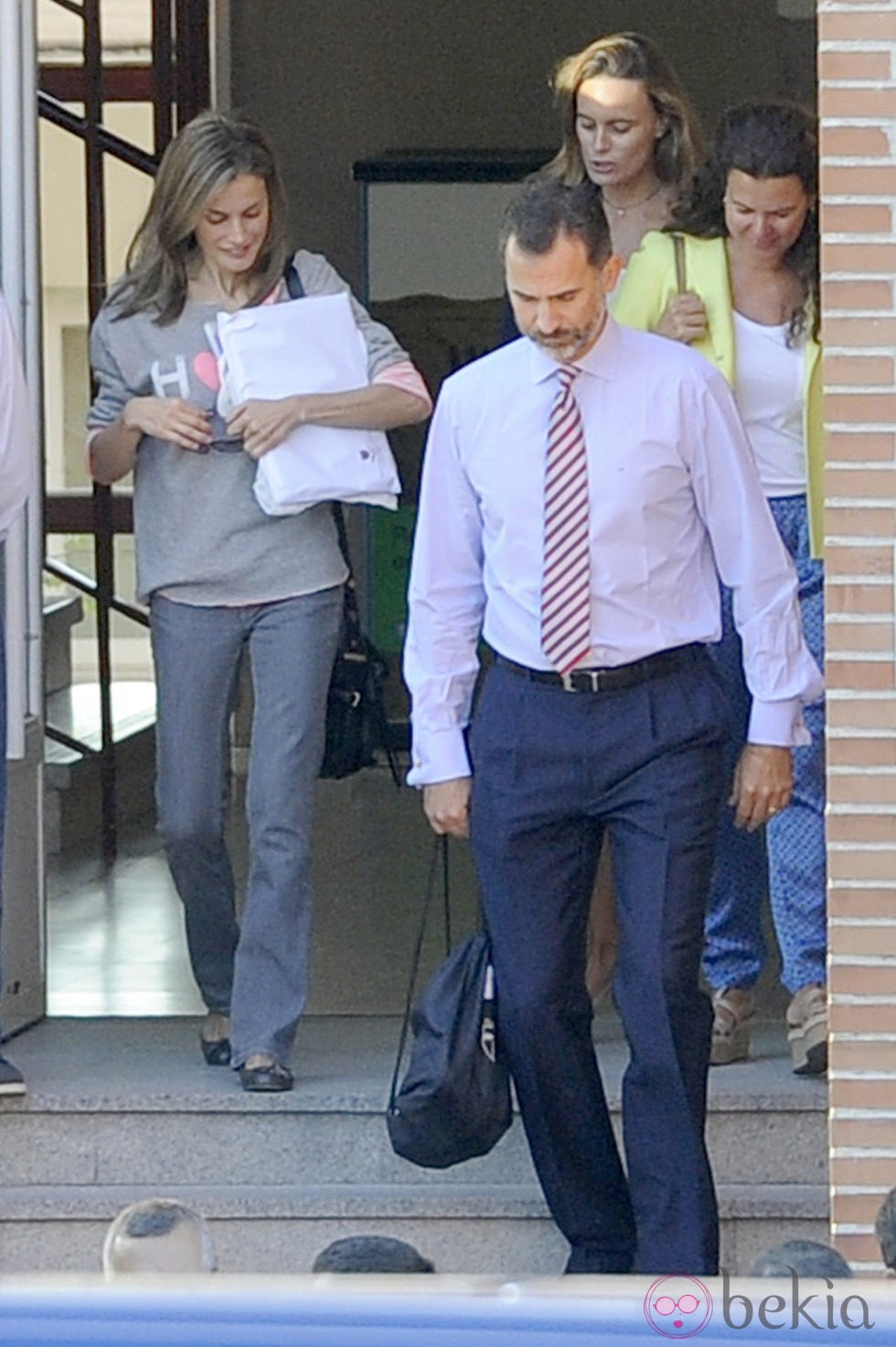 Los Reyes Felipe y Letizia tras dejar a sus hijas en el colegio en su primer día de curso