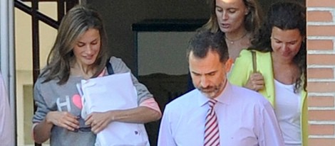 Los Reyes Felipe y Letizia tras dejar a sus hijas en el colegio en su primer día de curso