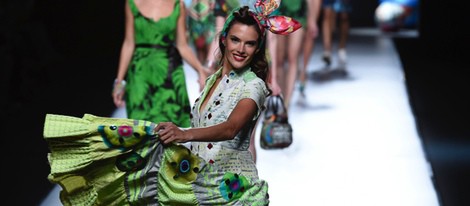 Alessandra Ambrosio desfilando para Desigual en Madrid Fashion Week primavera/verano 2015