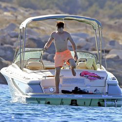 James Blunt saltando de un barco en Ibiza