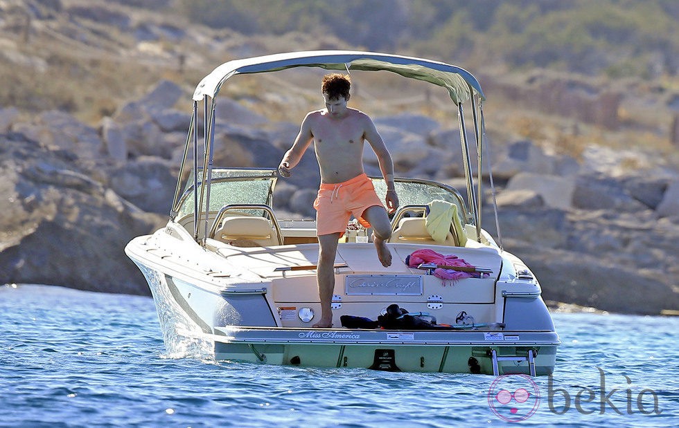 James Blunt saltando de un barco en Ibiza