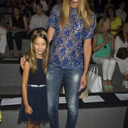 Estefanía Luyk con su hija Aroa en el desfile de Devota & Lomba en Madrid Fashion Week primavera/verano 2015