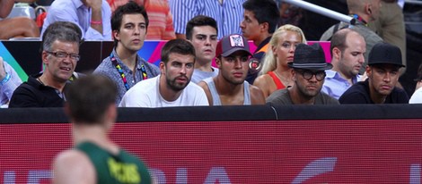 Joan Piqué, Gerard Piqué, Rafinha, Dani Alves y Neymar en el partido de baloncesto Estados Unidos-Lituania