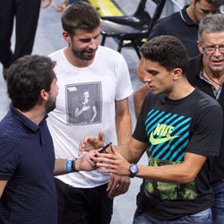 Joan y Gerard Piqué con Marc Bartra en el partido de baloncesto Estados Unidos-Lituania