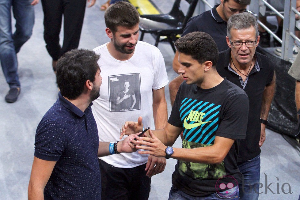 Joan y Gerard Piqué con Marc Bartra en el partido de baloncesto Estados Unidos-Lituania