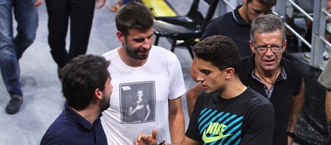 Joan y Gerard Piqué con Marc Bartra en el partido de baloncesto Estados Unidos-Lituania