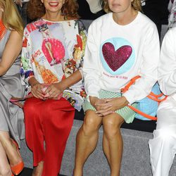 Carmen Alborch y Ágatha Ruiz de la Prada en el desfile de Francis Montesinos en Madrid Fashion Week primavera/verano 2015