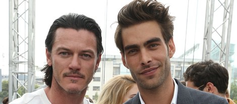 Luke Evans y Jon Kortajarena en el front row de Louis Vuitton en la Semana de la Moda de París primavera/verano 2015 