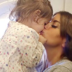 Daniella Semaan da un intenso beso a su hija Lia Fábregas