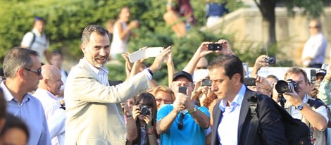 Felipe VI saluda a los curiosos durante su visita al Mundial de Vela de Santander