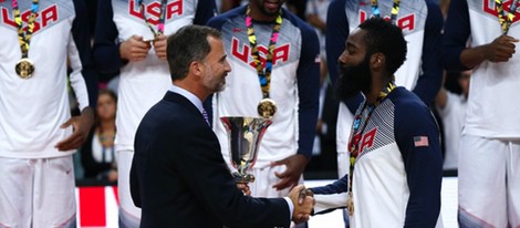 Rey Felipe VI entrega la Copa del Mundo de Baloncesto a James Harden