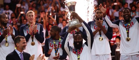 El Rey Felipe tras entregar a Estados Unidos la Copa del Mundo de Baloncesto 