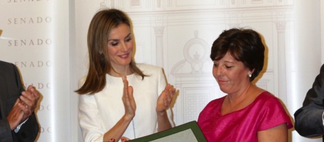 La Reina Letizia entrega el Premio Luis Carandell a Carmen del Riego