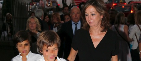 Ana Rosa Quintana y sus hijos en la misa funeral de Carmen Hortal