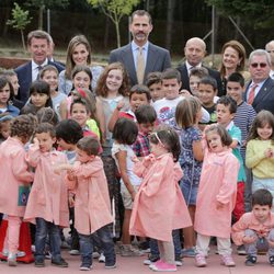 Los Reyes Felipe y Letizia con niños en la apertura del Curso Escolar 2014/2015