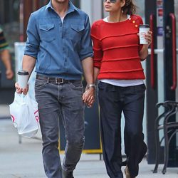 Eva Mendes y Ryan Gosling paseando cogidos de la mano por Nueva York