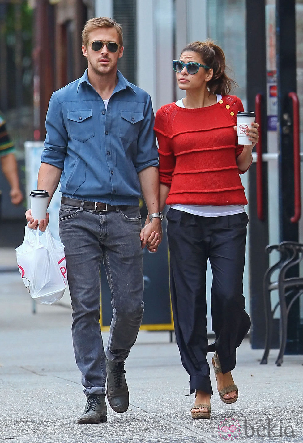 Eva Mendes y Ryan Gosling paseando cogidos de la mano por Nueva York