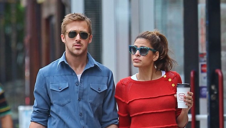 Eva Mendes y Ryan Gosling paseando cogidos de la mano por Nueva York