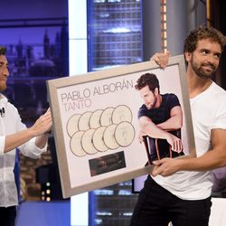 Pablo Motos entrega a Pablo Alborán diez discos de platino en 'El hormiguero'