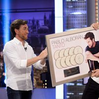 Pablo Motos entrega a Pablo Alborán diez discos de platino en 'El hormiguero'