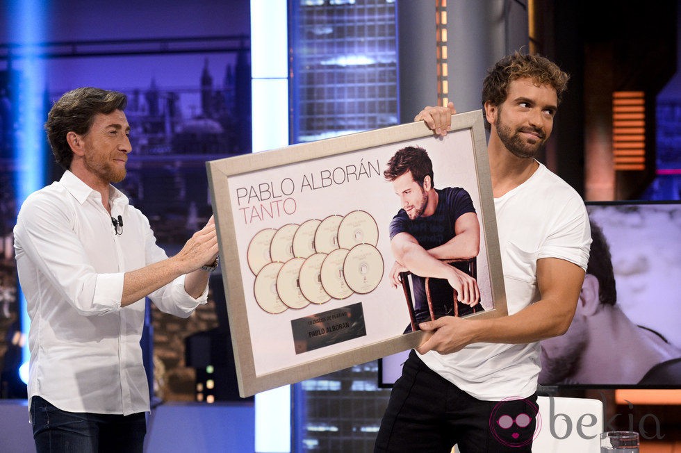 Pablo Motos entrega a Pablo Alborán diez discos de platino en 'El hormiguero'